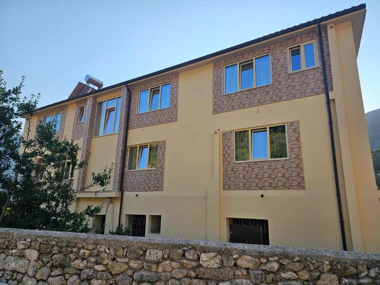 Petro Hotel Vlorë